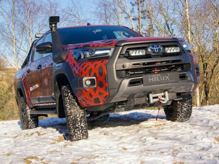 TOYOTA HILUX INVINCIBLE-X (2021+) GRILLE KIT INCLUSIEF 2x TRIPLE-R 750