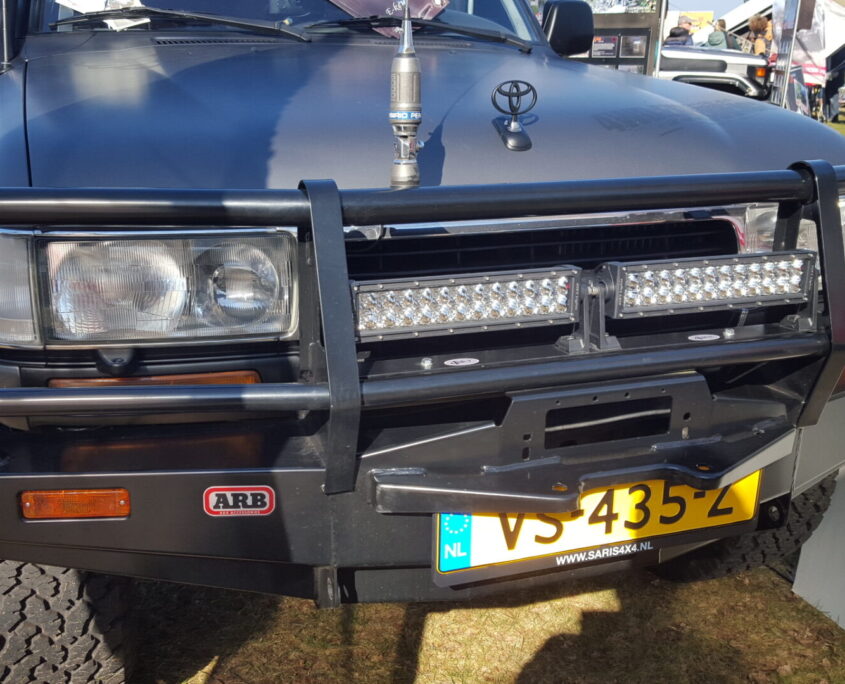 LED LIGHT BAR 2 stuks gemonteerd 2 maal een Led Light bar gemonteerd aan voorzijde