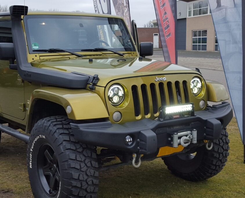 Led Light Bar boven lier gemonteerd Kleine Led Light bar gemonteerd boven de lier van een Wrangler JK