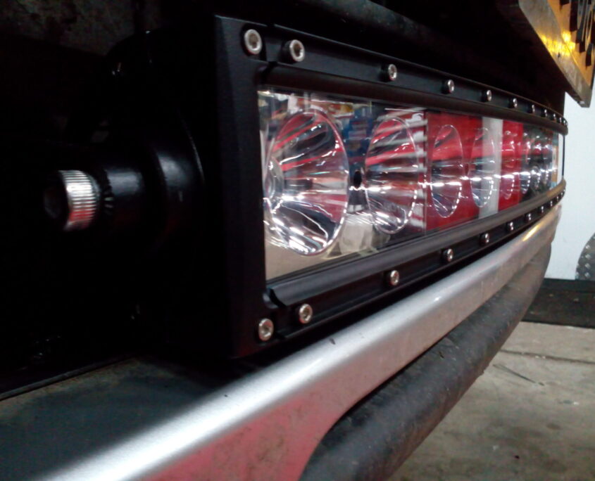 Led Light Bar gebogen bij bumper Led Light bar gemonteerd in bumper Dodge