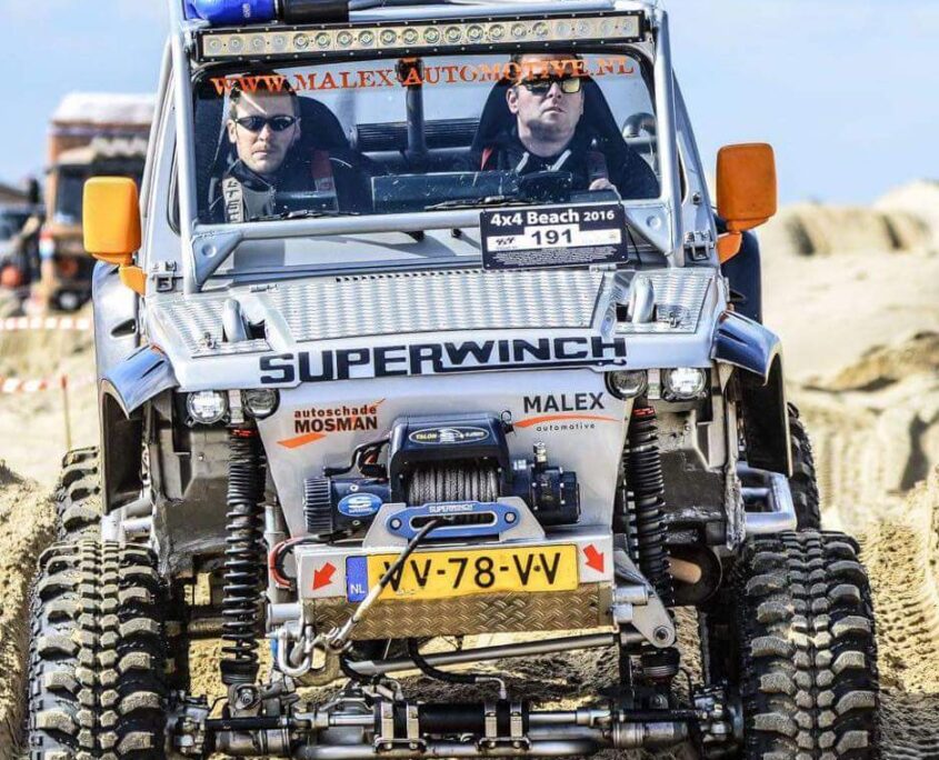 Led Light Bar op 4x4 voertuig 100 cm lange Led Light bar gemonteerd boven het raam