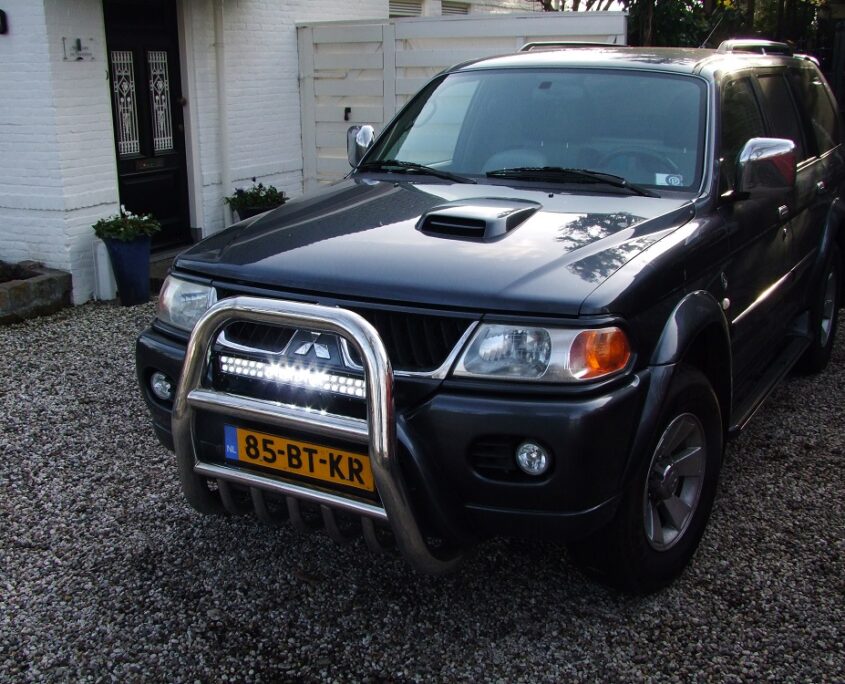 Led Light bar gemonteerd Led Light bar gemonteerd een voorzijde