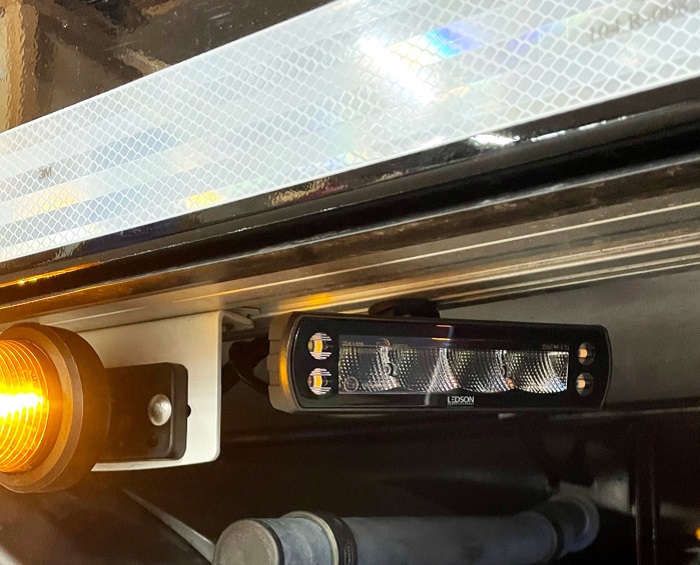 Led werklamp met flitser ingebouwd op vrachtwagen